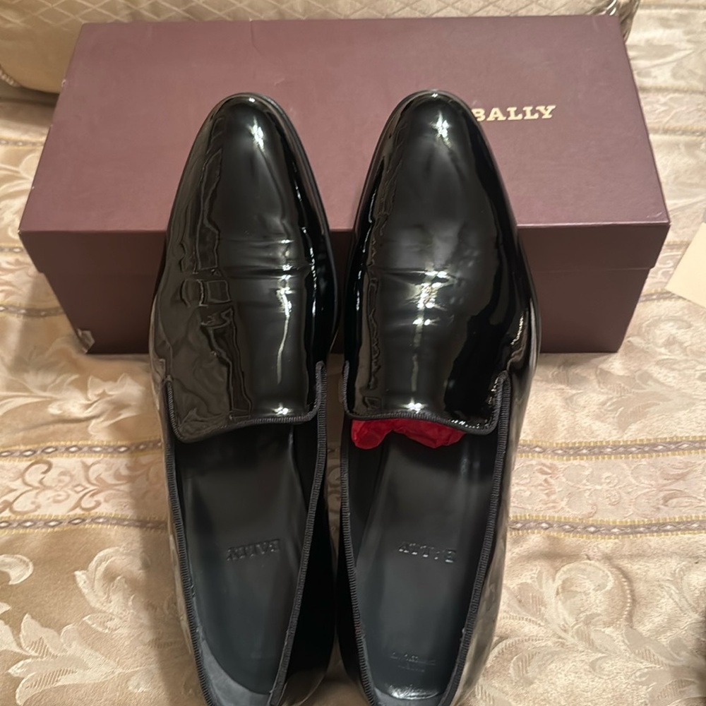 Beautiful men’s Bally dress shoe worn once. Size 10